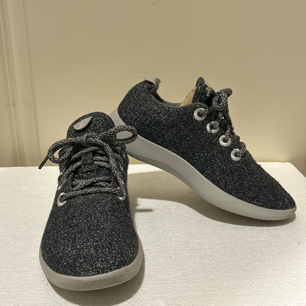 Allbirds Womans lace up Wool Runners Size 5 grey